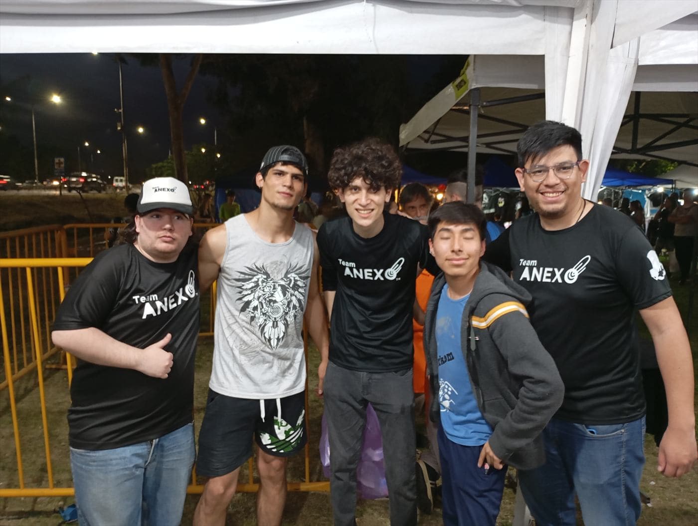 Integrantes de Team Anexo de noche en un evento al aire libre